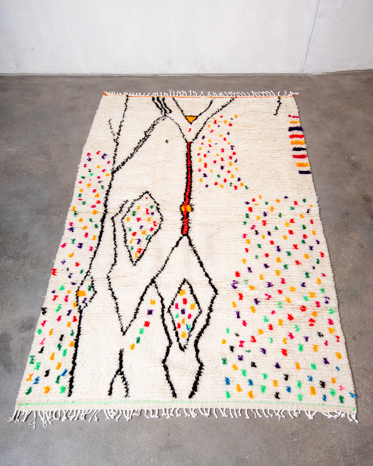 Modern designer handcrafted Berber rug from Morocco. Azilal rug with beautiful colors and patterns. Made of sheep’s wool and colourful cotton.